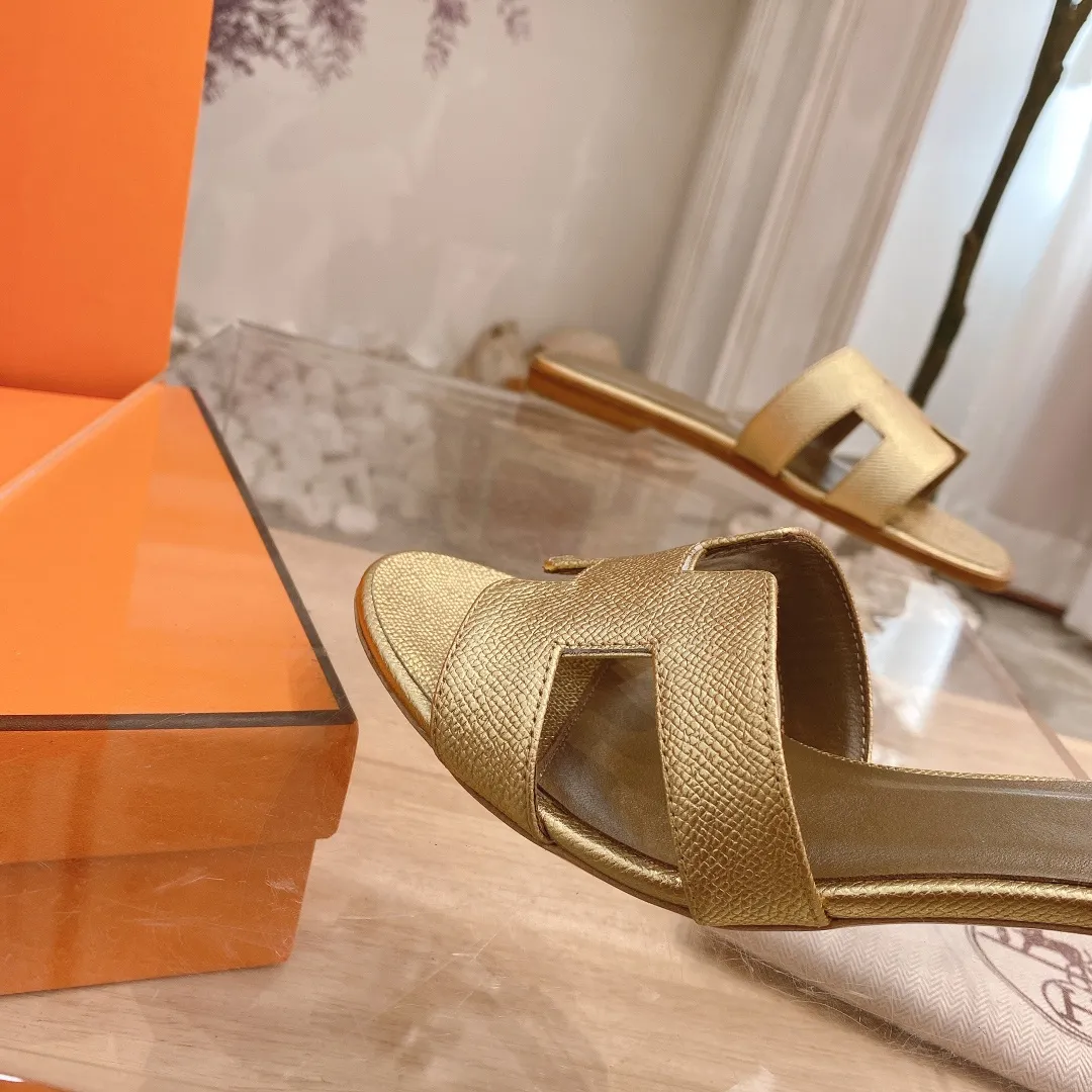 👟👟Ex-factory price 300👟👟 Genuine leather sole +40 🦄Hermès "Palm Print" has added new color sandals, "Year-round shipment" with three-dimensional concave and convex feeling on the classic "H" upper... It is a must-have item in your wardrobe, and it is magically versatile in this summer! This model fully demonstrates the classic Hermès style "palm print". Classic calfskin material ~ imported sheepskin. Lining 🐎Size: 34~42. Heel height ② type: low heel 1.5cm. Medium heel 4.5cm. Genuine leather sole +40 rubber sole.